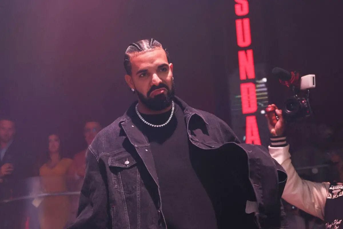 Drake geeft $50,000 weg aan een fan tijdens zijn concert